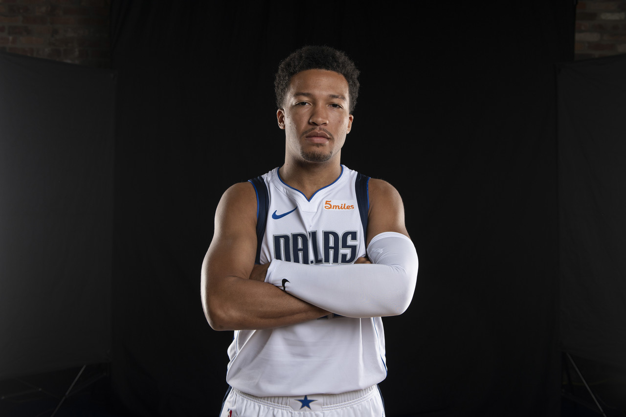 下看到了他 下看到了他