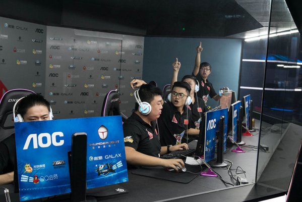 几位年轻人 几位年轻人